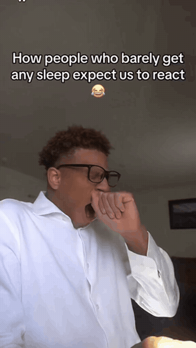 Hombre bostezando con texto Cómo esperan que reaccionemos quienes apenas duermen GIF