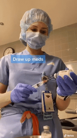Médica Surgical Technician Drawing Up Meds GIF