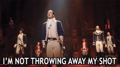 Hombres en el escenario diciendo 'I'm Not Throwing Away My Shot' GIF