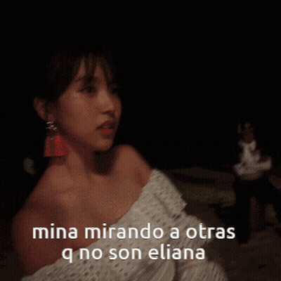 Mina Mirando A Otras Q No Son Eliana GIF