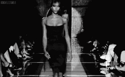 Modelo Naomi Campbell Walking On Black Dress GIF