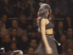 Modelo Naomi Campbell Wearing Black Costume GIF