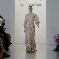 Modelo Walking Wearing Indonesia Now Dress GIF