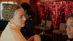 Mua Apply Eyeshadow To Model GIF