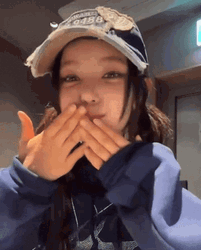 Newjeans Danielle Marsh Blow A Kiss GIF