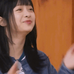 Newjeans Hanni Clapping Hands GIF