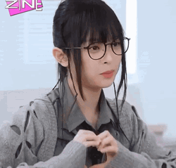 Newjeans Hanni Hand Heart Sign GIF
