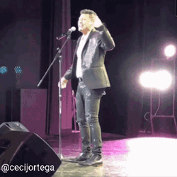 Pablo Ruiz Bailando Moviendo Brazos GIF