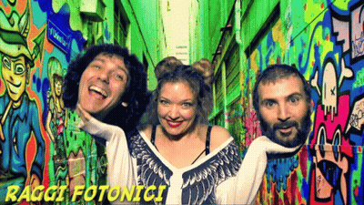People Posing At Graffiti Wall Raggi Fotonici GIF