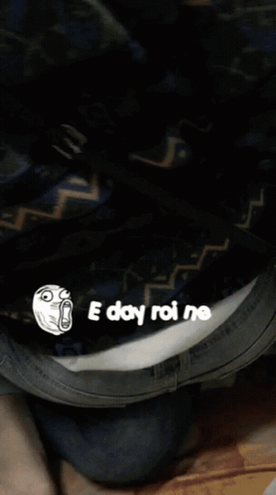 Person Holding Blanket Saying E Day Roi Ne GIF