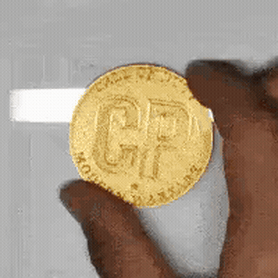 Persona sosteniendo moneda de oro con CP GIF