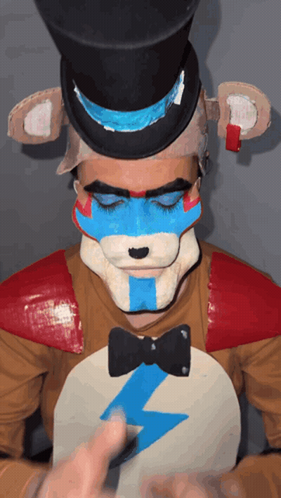 Persona en disfraz de osito de peluche con rayo GIF