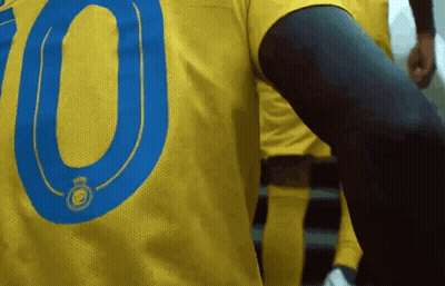Person In Yellow Jersey Number 10 GIF