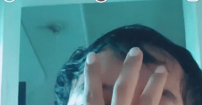 Persona mirándose al espejo tapándose la cara con las manos GIF