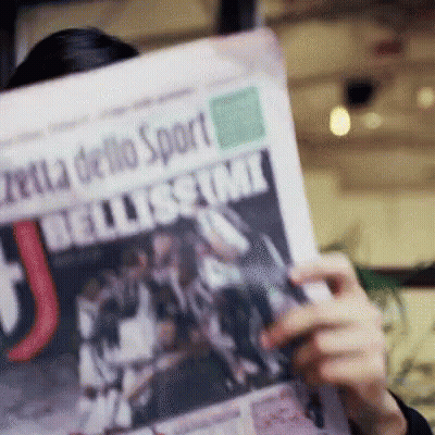 Person Reading Newspaper Della Dello Sport Bellissimi GIF