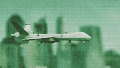 Avión con letra O en la cola volando sobre ciudad GIF