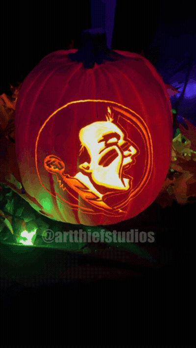 Calabaza tallada con el logo de Florida State iluminada GIF