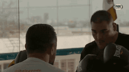 Punetazo Practicando GIF