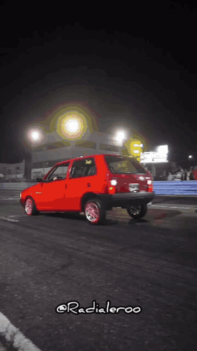 Coche rojo conduciendo de noche @radialeroo GIF