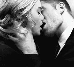 Robert Pattinson Besos Apasionados GIF