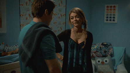 Sarah Hyland Modern Family Couple Kiss GIF