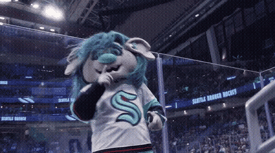 Mascota de Seattle Kraken frente a una multitud GIF