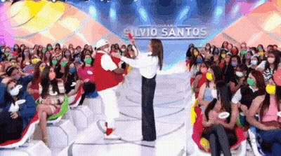 Silvio Santos Standing On Stage In Front Of Crowd GIF