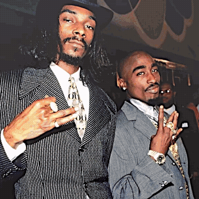 snoop dogg and tupac are posing for a photo