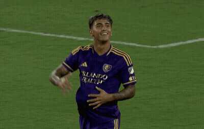 Soccer Player In Purple Jersey With Number 17 GIF