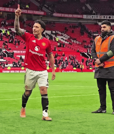 Soccer Player In Snapdragon Jersey GIF