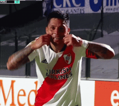 Futbolista con camiseta de Turkish Airlines haciendo mueca graciosa GIF