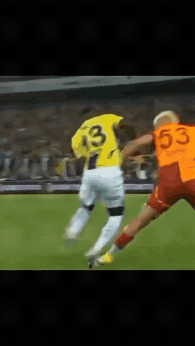 Soccer Player In Yellow Jersey Number 33 GIF