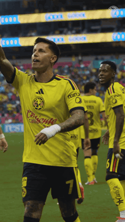 Soccer Player In Yellow Jersey Number 7 GIF