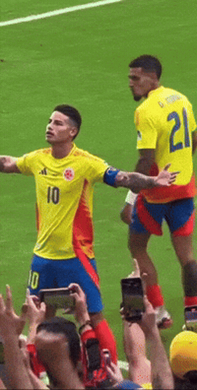 Soccer Player In Yellow Shirt Number 10 GIF