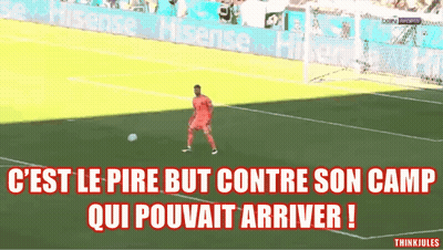 Soccer Player Kicking Ball C'est Le Pire But Contre Son Camp GIF