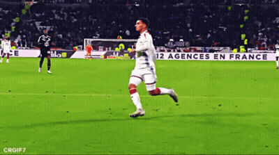 Soccer Player Running Field 12 Agences En France GIF