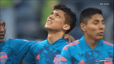 Soccer Players Huddled En Vivo GIF