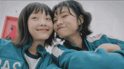 Squid Games Sae-Byok And Ji-Yeong GIF