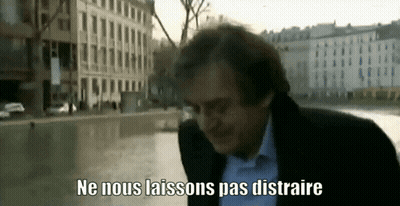 Suited Man Walking Ne Nous Laissons Pas Distraire GIF