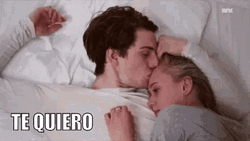 Te Quiero Besos Apasionados Lying Couple GIF