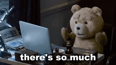 Osito de peluche en escritorio con laptop diciendo hay tanto detrás de él GIF