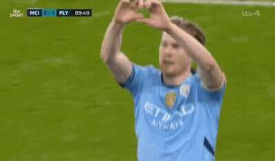 The Number 17 Is On The Back Of A Soccer Player 'S Jersey GIF