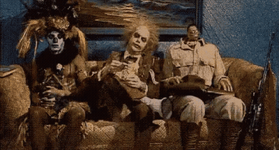 Tres personas sentadas en un sofá GIF