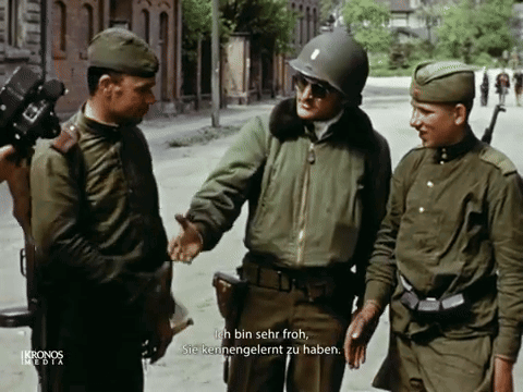 Three Soldiers Are Talking To Each Other And The Caption Says Ich Bin Sehr Froh GIF