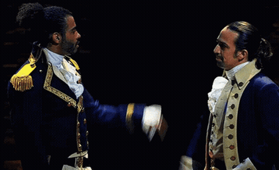 Dos hombres con uniformes militares chocando los cinco GIF