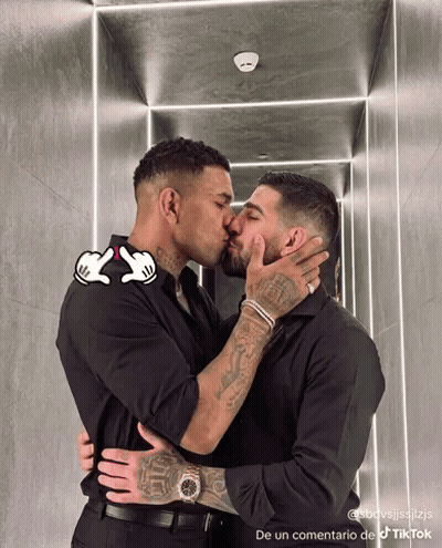 Two Men Kissing In Hallway De Un Commentario De TikTok GIF