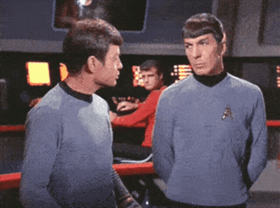 Dos hombres de pie con el logo de Star Trek GIF