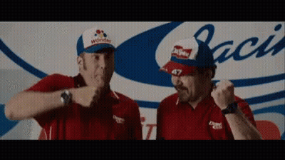 Dos hombres con sombreros y camisas juntos GIF