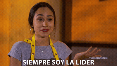 Woman In Apron Siempre Soy La Lider GIF