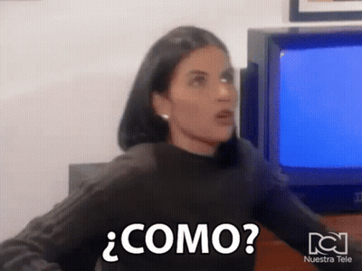Mujer con suéter negro haciendo cara graciosa preguntando cómo GIF